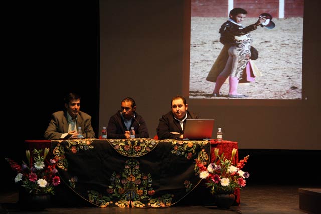 Antonio Girol versando la figura de 'El Cartujano'