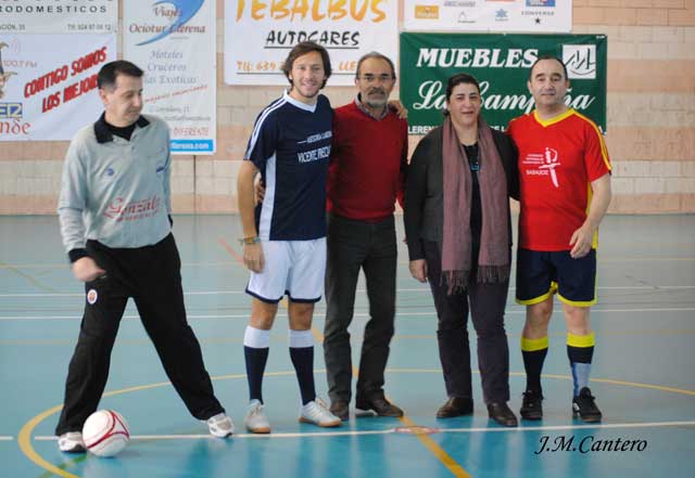 Los capitanes junto a Burgui y la presidenta de AFENAD.