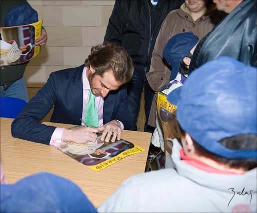 Firmando autógrafos a la finalización del acto.