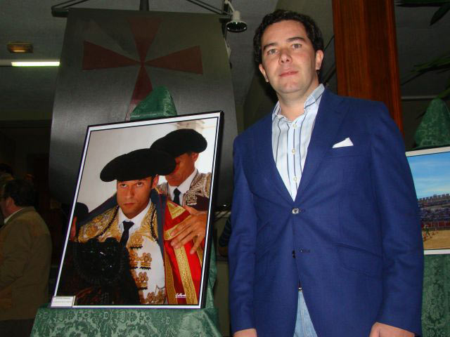 Gallardo junto a una de las fotos de su exposición. (FOTO: Juan Ignacio Márquez)