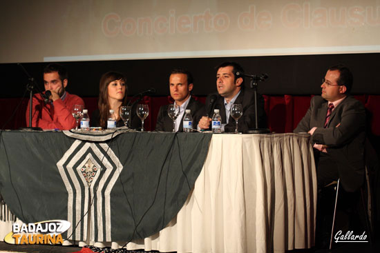 La mesa al completo con Antonio Ferrera en el centro.