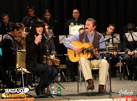 Isabel Durán, al cante; y Manuel Lora al toque por Ferrera.