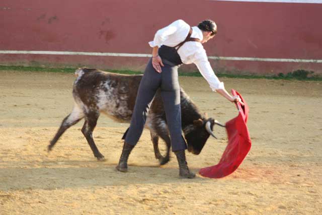 Templando la embestida con la derecha.