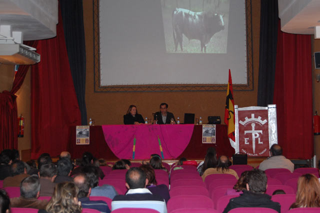 José Antonio Maya explicando su ponencia. (FOTO: J.A. 'Mijita')