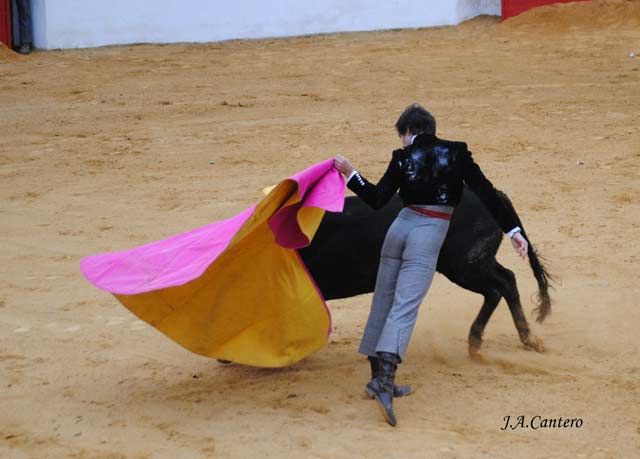 Remate a una mano tras el quite por chicuelinas.