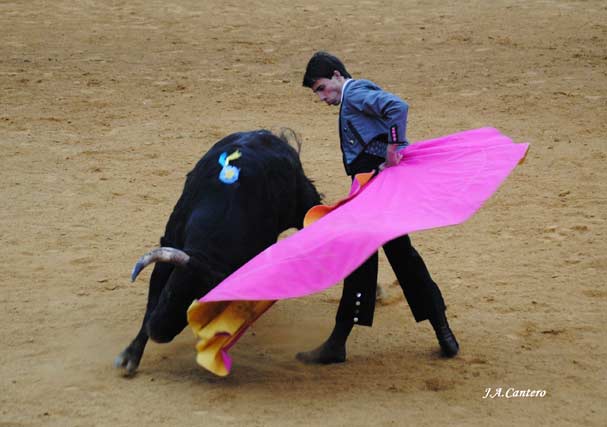 Cuqui rematando con una revolera.