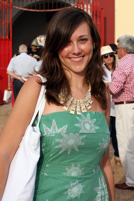 Estefanía Zarallo, premio Vocento de Comunicación, a la entrada de la plaza de Mérida. (FOTO: Gallardo)