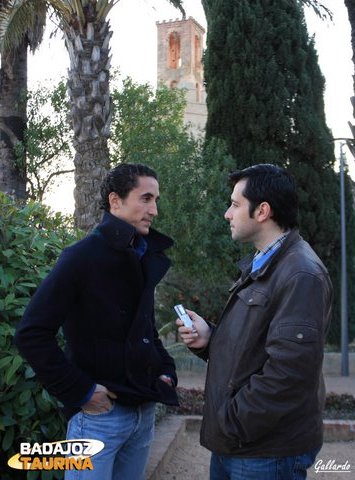 Santiago constestando a las preguntas escoltado por la Torre de Espantaperros. (FOTO: Gallardo)