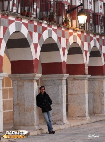 Apostado en la arcada de la Plaza que le vio nacer como torero. (FOTO: Gallardo)