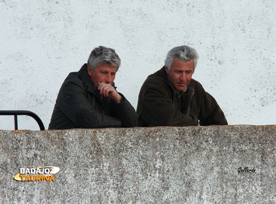 Los hermanos Albarrán Marzal observando el juego de su ganado.