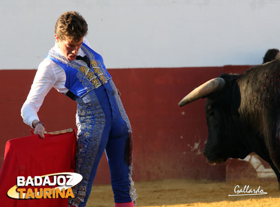 El joven llerenense mató dos toros a puerta cerrada.