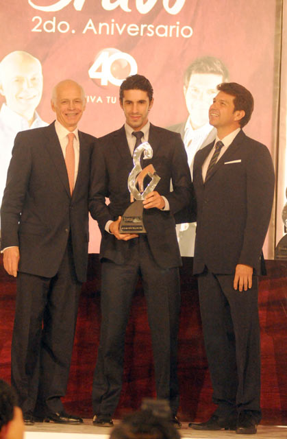 Talavante recibiendo el prestigioso galardón 'México Bravo' (FOTO: Tadeo Alcina/suertematador.com)