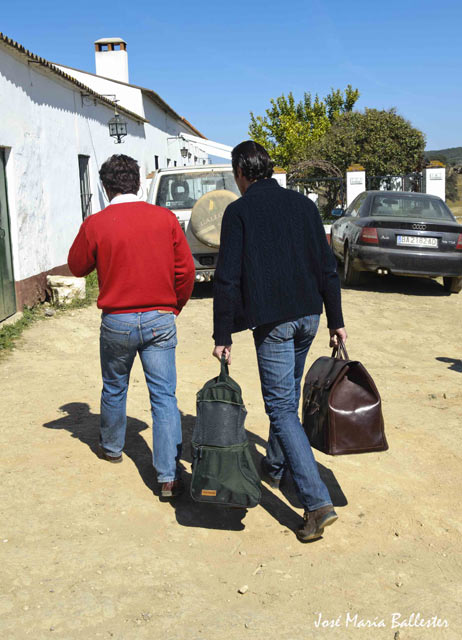 Jaime ejerce de anfitrión acompañando a David al cortijo.