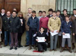 Un grupo de participantes en Fuentesaúco con Alejandro Fermín en el centro. (FOTO: CEDIDA)