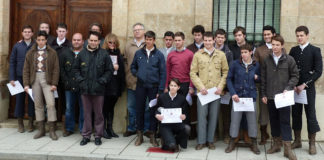 Un grupo de participantes en Fuentesaúco con Alejandro Fermín en el centro. (FOTO: CEDIDA)