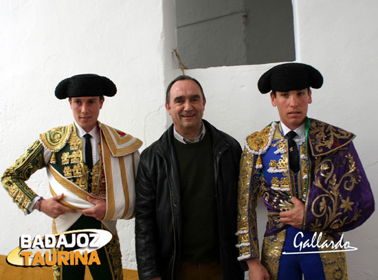 Valentín Cortés, alcalde de Llerena, con sus toreros.