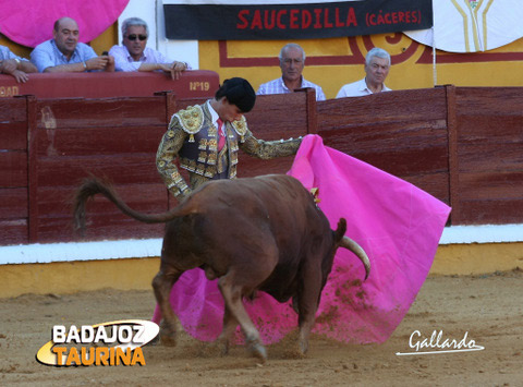 Toreando de capote en la feria de San Juan.