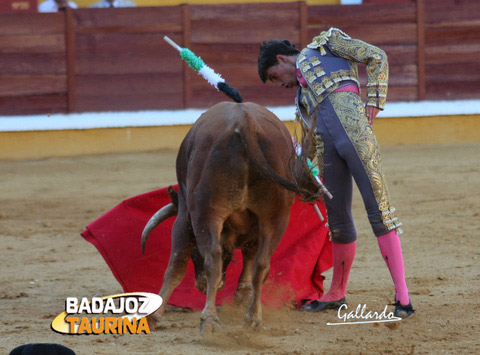 Derechazo de mano baja.