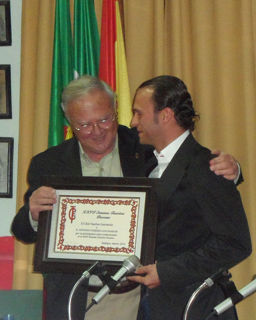 El Alcalde de Badajoz haciendo entrega de un presente a Antonio Ferrera. (FOTO:V. Delgado)