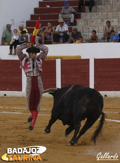 Clavando palos esa misma tarde en Villanueva del Fresno. (FOTO:Gallardo)