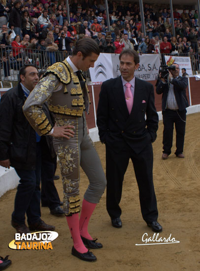 Comprobando el piso junto a Miguel, asesor artístico presidencial.