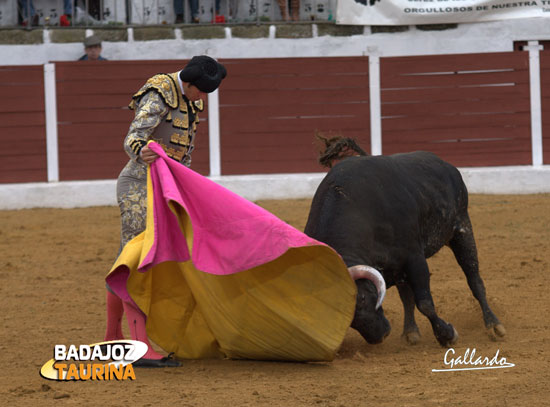 Lancho lanceando a la verónica de forma muy clásica. (FOTO:Gallardo)