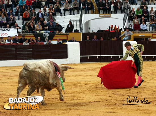 Tomás Angulo citando de lejos a su primero. (FOTO: Gallardo)