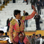 Álvaro Sanlúcar, a hombros en Olivenza. (FOTOS: Gallardo)