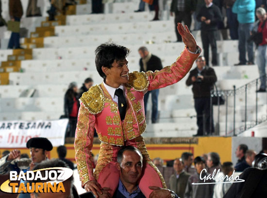 Álvaro Sanlúcar, a hombros en Olivenza. (FOTOS: Gallardo)