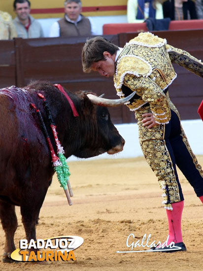 La raza de 'El Juli' no conoce límites. (FOTO:Gallardo)