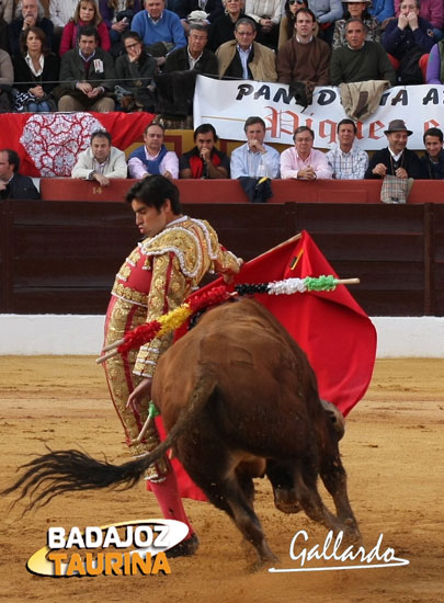 Perera en su inicio de muleta por antonomasia. (FOTO:Gallardo)