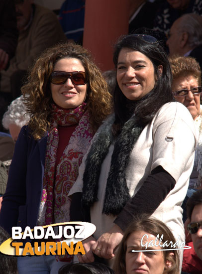 Lola y la futura mamá Verónica, guapas a la par de elegantes.