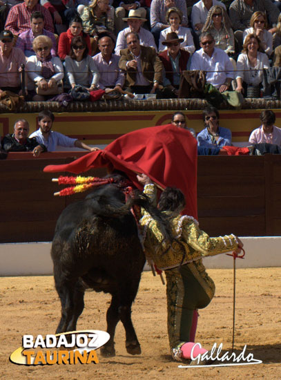 Cayetano con decisión en el sexto. (FOTO:Gallardo)