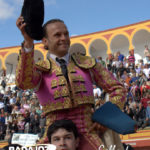 Ferrera siendo paseado a hombros en Olivenza. (FOTOS:Gallardo)