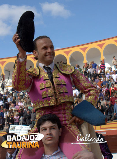 Ferrera siendo paseado a hombros en Olivenza. (FOTOS:Gallardo)