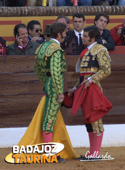 Morante brindando su primero a su amigo Padilla.