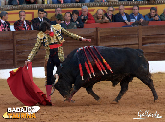 Morante, relajado, gustándose en el derechazo. (FOTO:Gallardo)