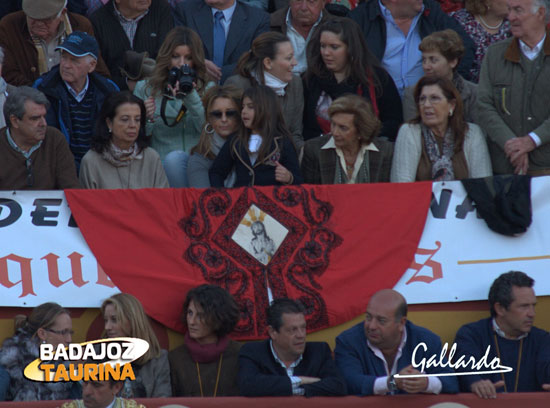 Paloma, la hija de Juan José, dando fuerzas a su padre.