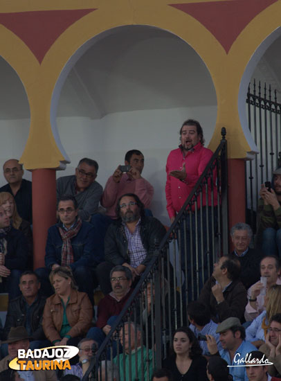 Miguel Tena cantándole a Padilla.