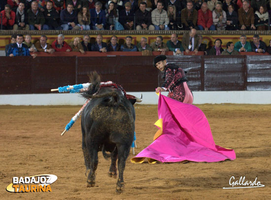 Curro Javier tirando a una mano.