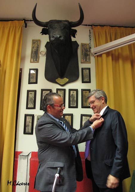 Fernando Masedo condecorando a Luis Carlos Franco.