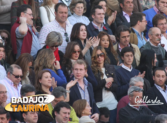 Carmen Martínez Bordiú y la familia Capea viendo a Perera.