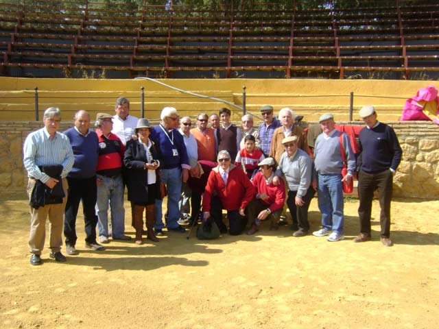 Miembros de la Peña T. 'Luis Reina' junto a 'El Capea' tras la lidia.