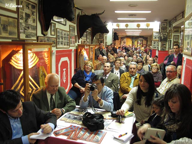 El salón del Club Taurino se colapsó de público para escuchar a los conferenciantes.