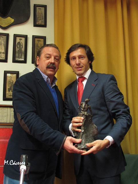 Javier Solís recibiendo el trofeo al mejor toreo de capote.