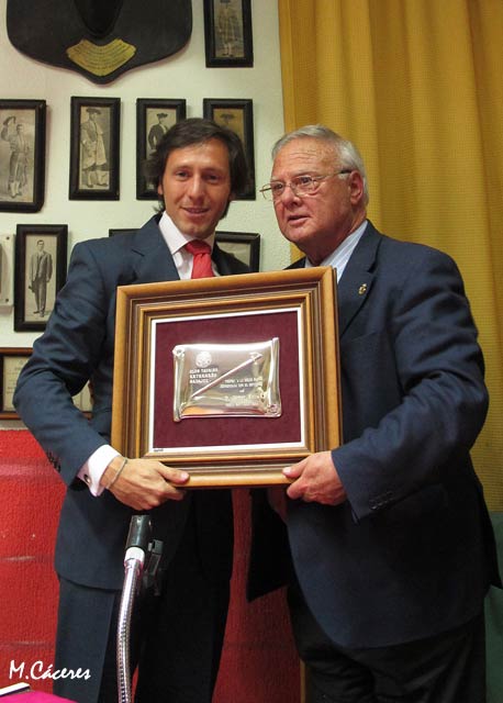 Solís con su  trofeo a la mejor faena refrendada con el estoque.