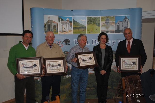 Los mayorales homenajeados recibiendo su galardón.