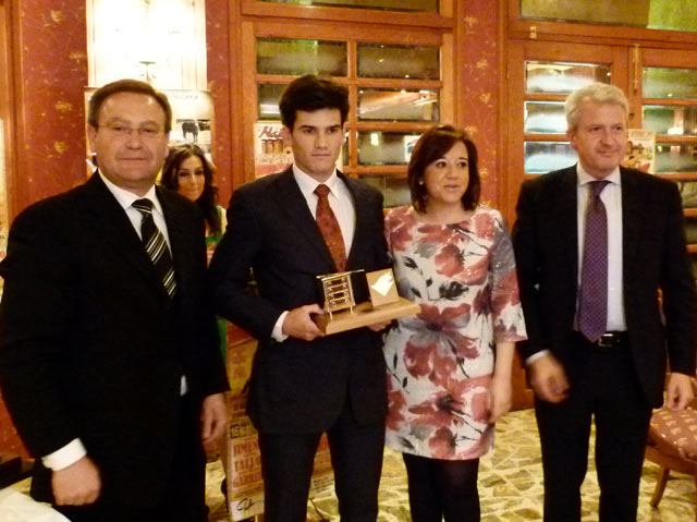 José Manuel Garrido recibiendo el premio de manos de la alcaldesa de Nájera y acompañado de Pte de la Peña Taurina de Nájera y el Consejero de Presidencia de la Rioja. (FOTO: Ángel Minaya)