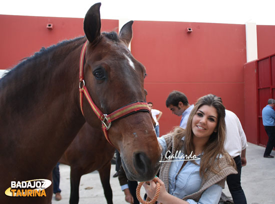 Mari Carmen orgullosa de su caballo.