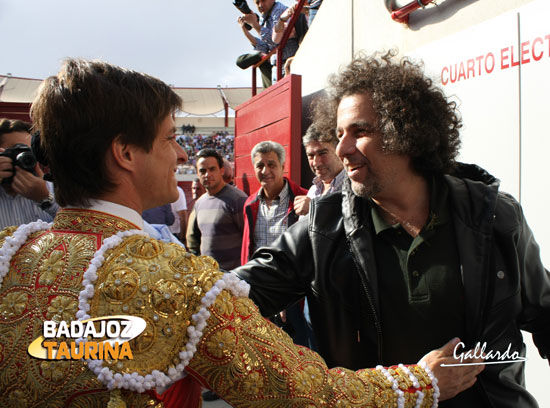 Andrés Calamaro siempre apoyando a la fiesta.